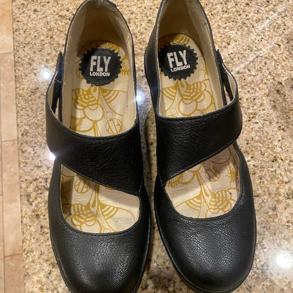 Fly London Woman’s Yasi Wedge Size 39